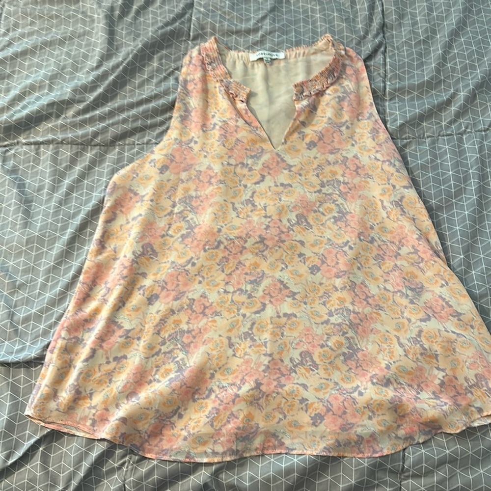 Very cute sleeveless lightweight top …lined